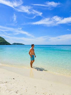 Tayland 'daki Samae San Adası' nın el değmemiş kumlu sahillerinde turkuaz suları ve ılık güneş ışığının tadını çıkaran bir insan. Pattaya Tayland yakınlarındaki bir adada kısa yüzen adam