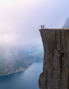 Depresyondaki bir çift uçurumun kenarında durur ve sisle kaplanmış Norveç fiyortlarının nefes kesici manzarasını seyrederler. Akıl hastalıkları için Norveç 'te daha önce...