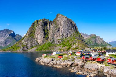 Havadan çekilen görüntü, Norveç 'in muhteşem Lofoten Adaları' ndaki büyüleyici bir balıkçı kasabası olan Hamnoy Reine 'in resimsel esansını yakalıyor.