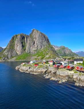 Hamnoy Reine, büyüleyici Lofoten Adaları 'nda büyüleyici bir balıkçı köyü. Etrafı görkemli tepeler ve berrak sularla çevrili.
