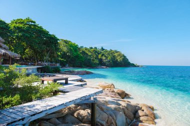 Tayland 'ın Rayong kentindeki Koh Munnork Adası' nın dingin güzelliğini keşfedin. Yumuşak kumlar güneşin altında kristal berrak sularla buluşur ve doğa severler için cennet gibi bir kaçış yolu yaratır..