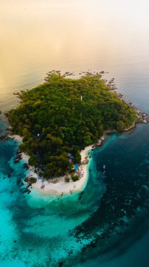 Koh Munnork Adası büyüleyici turkuaz sular ve gün batımında yemyeşil. Ziyaretçiler sakin sahil yürüyüşlerine katılabilir ve Tayland 'daki bu cenneti çevreleyen canlı deniz yaşamını keşfedebilirler..