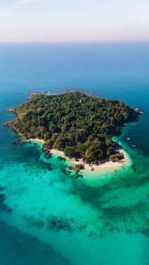 Serene kıyıları ve yemyeşil alanlar Tayland 'ın Rayong kentindeki Koh Munnork Adası' nı tanımlar. Güneşli plajlar canlı turkuaz sularla harmanlanarak dinlenmek için huzurlu bir geri çekilme yaratıyor..