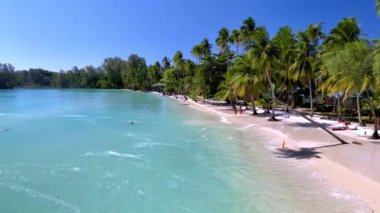 Koh Kood Adası 'nın huzurlu cennetini keşfedin. Sıcak güneşin altında yumuşak kumlara karşı yumuşak dalgaların dolaştığı bir yer. Rüzgarda sallanan gür palmiye ağaçlarını hisset. Rahatlamaya ve maceraya davetiye çıkar..