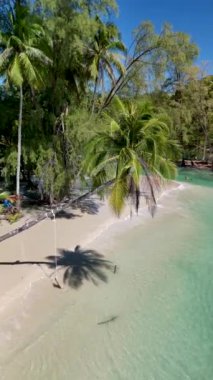 Sallanan palmiye ağaçları ve dingin plajlarla Koh Kood Adası Tayland 'ın güzelliğini keşfedin. Bu tropik cennet sizi sersemletici turkuaz dalgalar ve yumuşak kumlar arasında dinlenmeye davet ediyor..