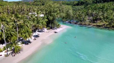 Tayland 'daki Koh Kood Adası' nın doğal güzelliğini keşfedin. Huzurlu plajların, canlı mavi suların ve huzurlu ada hayatını kucaklarken bereketli palmiye ağaçlarının tadını çıkar..