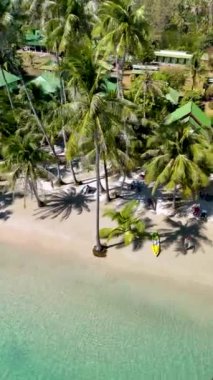 Koh Kood Adası Tayland 'ın sakin güzelliğini yaşayın. Sallanan palmiyeler el değmemiş plajlara ve berrak sulara bakıyor. Bereketli manzaraların ve dinlenmek için mükemmel huzurlu bir atmosferin tadını çıkar..