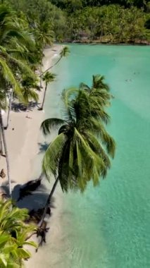 Tayland 'daki Koh Kood Adası' nın nefes kesici güzelliğini tecrübe edin. Kristal berrak suların yumuşak kumlu kıyılarla buluştuğu yer. Palmiyeli güzel okyanus