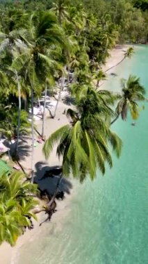 Koh Kood Adası Tayland 'ın nefes kesici güzelliğini keşfedin, el değmemiş sahillerin zümrüt sularla buluştuğu, sallanan palmiyelerin sakin bir atmosfer yarattığı, ve her köşede rahatlama beklediği..