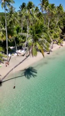 Sallanan palmiye ağaçları ve kristal berrak sularıyla Koh Kood Adası 'nın dingin güzelliğini keşfedin. Sıcak güneşin tadını çıkarın ve Tayland 'daki bu cennet cennetinin huzurlu atmosferinin tadını çıkarın.