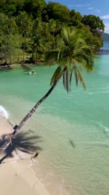 Tayland 'daki Koh Kood Adası' nın cennet gibi cazibesini keşfedin. Canlı turkuaz suların el değmemiş kumsallarla buluştuğu yer. Titreyen avuçların altında gevşe ve doğanın huzurunu kucakla..