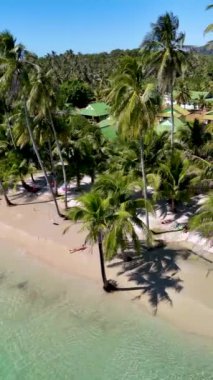 Koh Kood Adası, yumuşak meltemde sallanan gür palmiye ağaçları ile huzurlu bir kaçış sunar. Güneşli plajlar, Tayland 'da açık mavi gökyüzü altında rahatlamaya ve maceraya davetiye çıkarır.