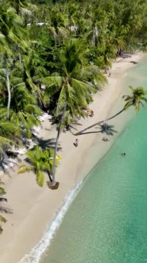 Güneş yumuşak kumları ve sallanan palmiyeleri aydınlatırken Koh Kood Adası Tayland 'ın dingin güzelliğini hissedin. Heyecan verici su aktivitelerinin tadını çıkarın ve canlı doğa ve tropikal titreşimlerde rahatlayın..
