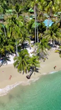 Tayland 'daki Koh Kood Adası' nın büyüleyici kıyılarını keşfedin. Yumuşak kumların kristal berrak sularla buluştuğu yeri. Tayland 'daki bu tropik cennetin sükunetini ve doğal güzelliğini hissedin.