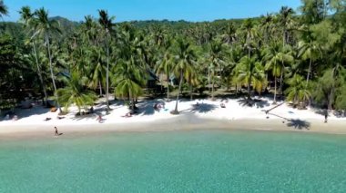 Yumuşak beyaz kumlar ve berrak turkuaz suların rahatlamaya davet ettiği Koh Kood Adası 'nın sakin atmosferi. Palmiyeler, ziyaretçiler gibi nazikçe sallanıyor Tayland 'ın doğal güzelliğinin ve huzurunun tadını çıkarıyorlar.