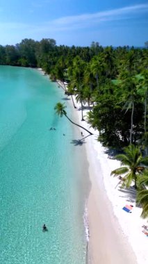 Yumuşak kumlu plajları, sallanan palmiyeleri ve çarpıcı turkuaz sularıyla Koh Kood Adası Tayland 'ın doğal güzelliğini keşfedin. Sıcak güneşin altında yüzmenin ve cennette dinlenmenin tadını çıkar..