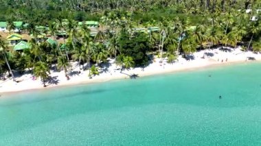 El değmemiş suların yumuşak kumlu plajlarla buluştuğu Koh Kood Adası 'nın sakin sahillerini deneyin. Gevşemek için tropik bir cennet yaratan gür palmiye ağaçlarını ve canlı manzaraları keşfedin..