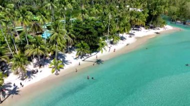Tayland 'daki Koh Kood Adası' nın dingin güzelliğini deneyin. Turkuaz suların yumuşak kumlara değdiği yer. Bereketli palmiyeleri keşfedin ve sıcak güneşin altında tropikal aktivitelerin tadını çıkarın..