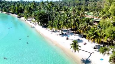 Turkuaz suların yumuşak beyaz kumlarla buluştuğu Koh Kood Adası 'nın sakin sahillerini keşfedin. Bereketli palmiye ağaçları ve Tayland 'ın canlı doğasıyla çevrili huzurlu atmosferin tadını çıkar.