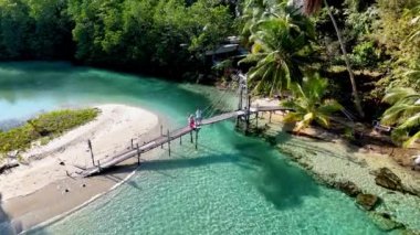 Koh Kood Adası Tayland 'ın, el değmemiş suların yemyeşil ile buluştuğu sakin manzaralarını keşfedin. Kumlu kıyıları birbirine bağlayan büyüleyici ahşap köprüden nefes kesici manzaranın tadını çıkarın..