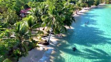 El değmemiş plajları ve sallanan palmiye ağaçları ile Koh Kood Adası 'nın dinginliğini hissedin. Bu tropikal cennet, Tayland 'ın berrak sularına rahatlama ve macera davet ediyor.