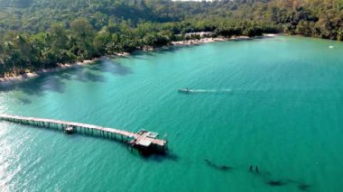 Koh Kood Adası 'nın nefes kesici güzelliğini keşfedin. Kristal berrak suları ve yemyeşil suları vardır. Bu tropikal cennetteki sakin atmosferi ve canlı deniz yaşamını hissedin..