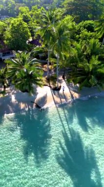 Altın güneş ışığının el değmemiş bir sahile yansıması gibi Koh Kood Adası 'nın dingin cazibesini hissedin. Tayland 'da sallanan palmiyelerin altında sakin bir gezinti yapan ziyaretçilere tanık olun.