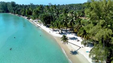 Kristal berrak sular Koh Kood Adası 'nın kumlu kıyılarını okşayarak ziyaretçileri bereketli manzaralarını keşfetmeye davet ediyor. Palmiye ağaçları rüzgarda hafifçe sallanarak Tayland 'da huzurlu bir kaçış yaratıyor.