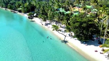 Turkuaz suların el değmemiş plajlara çarptığı Koh Kood Adası 'na kaçmak. Bereketli manzaraları, canlı deniz yaşamını ve Tayland 'ın güneşle öpülmüş kıyılarını keşfederken huzuru tecrübe edin.