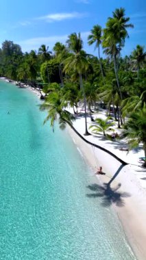 Yumuşak beyaz kumların turkuaz sularla buluştuğu Koh Kood Adası 'nın sakin güzelliğini keşfedin. Kendini doğaya daldır, tropik esintiye usulca sallanan palmiye ağaçları gibi..