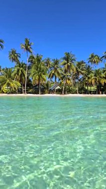 Tayland 'daki çarpıcı turkuaz suları ve Koh Kood' un canlı palmiyelerini keşfedin. Bu saklı mücevherin güneşli cennetinin tadını çıkarırken yumuşak kumlarda rahatla..