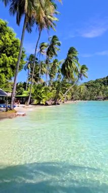 Tayland 'daki Koh Kood' un sakin güzelliğini keşfedin. Turkuaz suların beyaz kumlu sahillerle buluştuğu ve rüzgarda sallanan palmiye ağaçlarının olduğu yerde. Mükemmel bir kaçış bekliyor..
