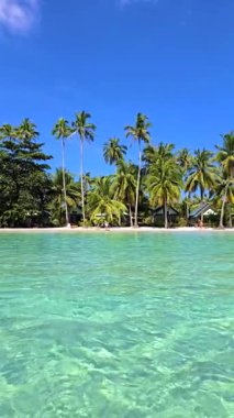 Tayland 'da dingin suları ve sallanan Koh Kood palmiyelerini deneyin. Bu el değmemiş cennet, tüm doğa severler için sükunet, kristal berraklığında göller ve çarpıcı doğal manzaralar sunar..