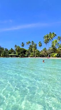 Koh Kood, Tayland 'ın sakin güzelliğini tecrübe edin, berrak suların rahatlamaya davet ettiği. Palmiye ağaçları ve berrak okyanusuyla Tropikal Ada