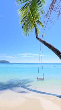 Tayland, Koh Kood 'un el değmemiş kıyılarında rahatlayın, sallanan palmiyelerin altında sallanan bir koltuk sizi turkuaz suların ve berrak gökyüzünün nefes kesici manzarasının tadını çıkarmaya davet ediyor..