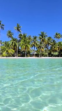 Koh Kood Tayland 'ın büyüleyici güzelliğini, kristal berrak sularını, kumlu sahilleri, yüksek palmiyeler ve sıcak güneşin tadını çıkaran canlı tropikal yeşillikler tarafından kuşatılarak yaşayın..