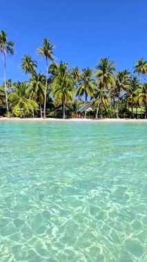 Tayland 'daki Koh Kood' un sakin sahillerini keşfedin. Turkuaz sularının yumuşak kumlu sahillerle buluştuğu yerleri. Kendini yemyeşil tropikal manzaraya ve canlı doğaya daldır..