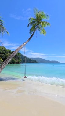 Koh Kood Tayland 'ın göz kamaştırıcı kıyılarını keşfedin. Yumuşak kum, turkuaz sularla ışık saçan mavi gökyüzünün altında buluşur. Palmiye ağaçları arasında rahatlamak ve macera yaşamak için mükemmel bir kaçış..