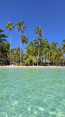 Yumuşak dalgalar, el değmemiş kıyıya çarpar palmiye ağaçları ılık esintide sallanırken. Güneş ışığı turkuaz sularda parlıyor, ziyaretçileri Koh Kood Tayland 'da cenneti yaşamaya davet ediyor.