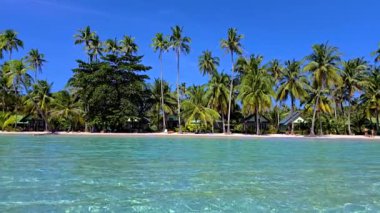 Nefes kesici berrak suları ve Koh Kood 'un bereketli palmiye ağaçlarını keşfedin. Tropikal sükûnetin macerayla buluştuğu yeri. Bu sakin Tayland adası kaçamağının güzelliğini tecrübe edin..