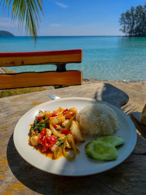 Tay mutfağı, Tayland, Koh Kood 'un sakin sularına karşı hazırlanan kırsal bir tabakta kendini güzel bir şekilde sunar. Mükemmel bir lezzet karışımı deniz kenarındaki deneyimi güçlendirir. Phat kaphrao