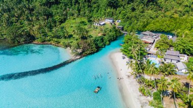 Bereketli tropikal manzaralar Koh Kood, Tayland 'da kristal berraklığında turkuaz sularla buluşur. Bu huzurlu cennet, ziyaretçileri yumuşak kumlu sahillerde dinlenmeye ve canlı deniz yaşamını keşfetmeye davet ediyor..