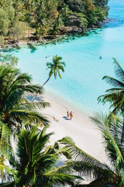 Sakin bir Koh Kood plajında sallanan palmiye ağaçlarının altında el ele yürüyen çiftler gibi yumuşak dalgalar kıyıya vuruyor. Berrak turkuaz sular güneş ışığında parıldıyor..