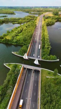 Karanın çarpıcı bir mühendislik gösterisiyle suyla buluştuğu nefes kesici Veluwemeer Aqueduct 'u keşfedin. Hollanda 'daki otoyolun üstündeki gölde su kemeri.