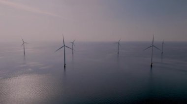 Okyanustaki yel değirmeni parkı, yeşil enerji üreten yel değirmeni türbinlerinin insansız hava görüntüsü Hollanda 'da denizde izole edilmiş yel değirmenleri. Avrupa 'da enerji geçişi