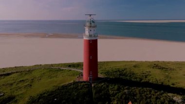 Huzurlu bir plajın ve dalgalı bir denizin zemininde dimdik duran çarpıcı Teksaslı deniz fenerini keşfedin. Hollanda 'daki bu pitoresk adanın doğal güzelliğini tecrübe edin..