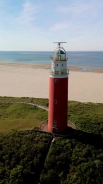 Kuzey Denizi 'nin güzel zeminine karşı dimdik duran Teksas deniz fenerini keşfedin. Kumlu kıyılar ve yemyeşil kumullar dingin bir atmosfer yaratıyor, rahatlamak için mükemmel..