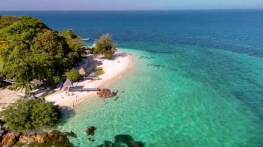 Tayland 'daki Koh Munnork Adası' na sakin bir kaçış deneyimi yaşayın. Yumuşak kumlu sahillerin turkuaz sularla buluştuğu yere. Bereketli manzaraları keşfet ve bu cennet adasının huzurlu atmosferinin tadını çıkar..