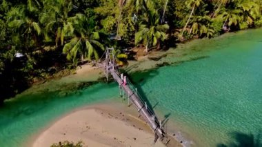 Koh Kood Adası Tayland 'ın sakin ve pitoresk manzaralarını keşfedin, el değmemiş plajlar, bereketli palmiye ağaçları ve sakin suları içerir. Mükemmel bir tropikal kaçış deneyimi.