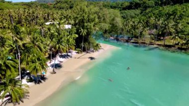 Koh Kood Adaları 'nın dingin güzelliğini keşfedin el değmemiş plajları ve kristal berrak suları. Güneş banyosu, yüzme ve Tayland 'da unutulmaz bir kaçış için yemyeşil çevreyi keşfetmek.